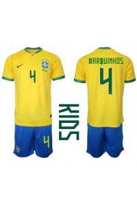 Brasil Marquinhos #4 Babyklær Hjemme Fotballdrakt til barn VM 2022 Korte ermer (+ Korte bukser)
